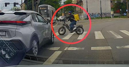 Kurier nagrany. Wjechał na czerwonym. Boli od patrzenia