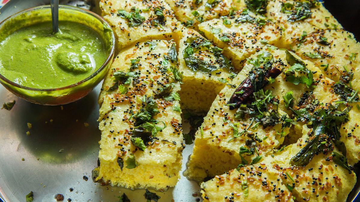 Dhokla ze szparagami z kuchni gudźarackiej