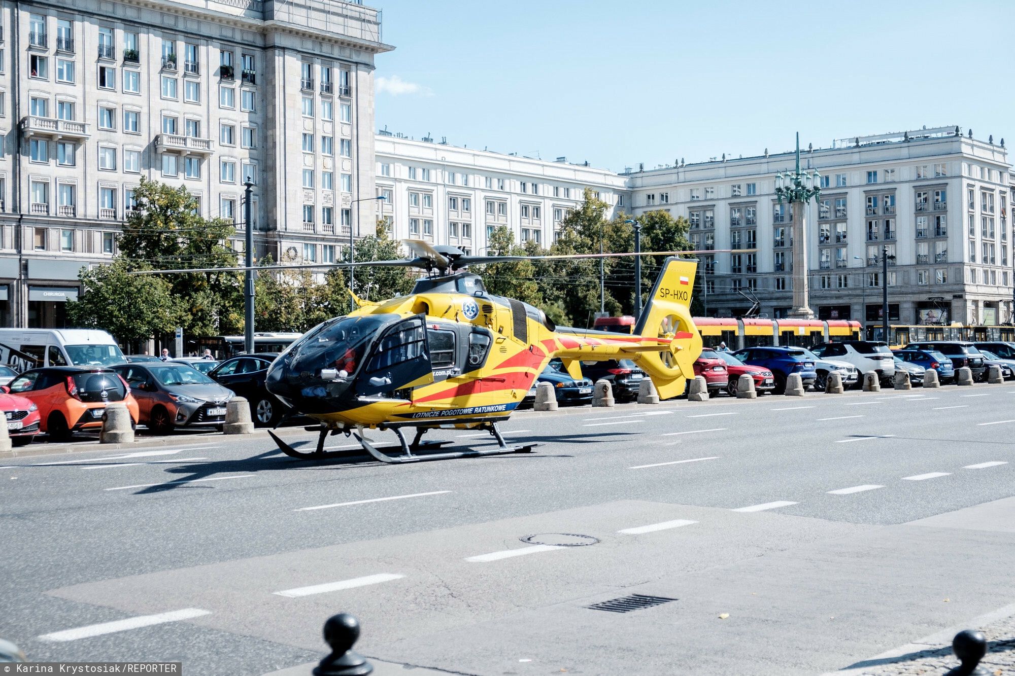 Śmigłowiec LPR w centrum Warszawy- na Placu Konstytucji. W mieście nie było dostępnej karetki