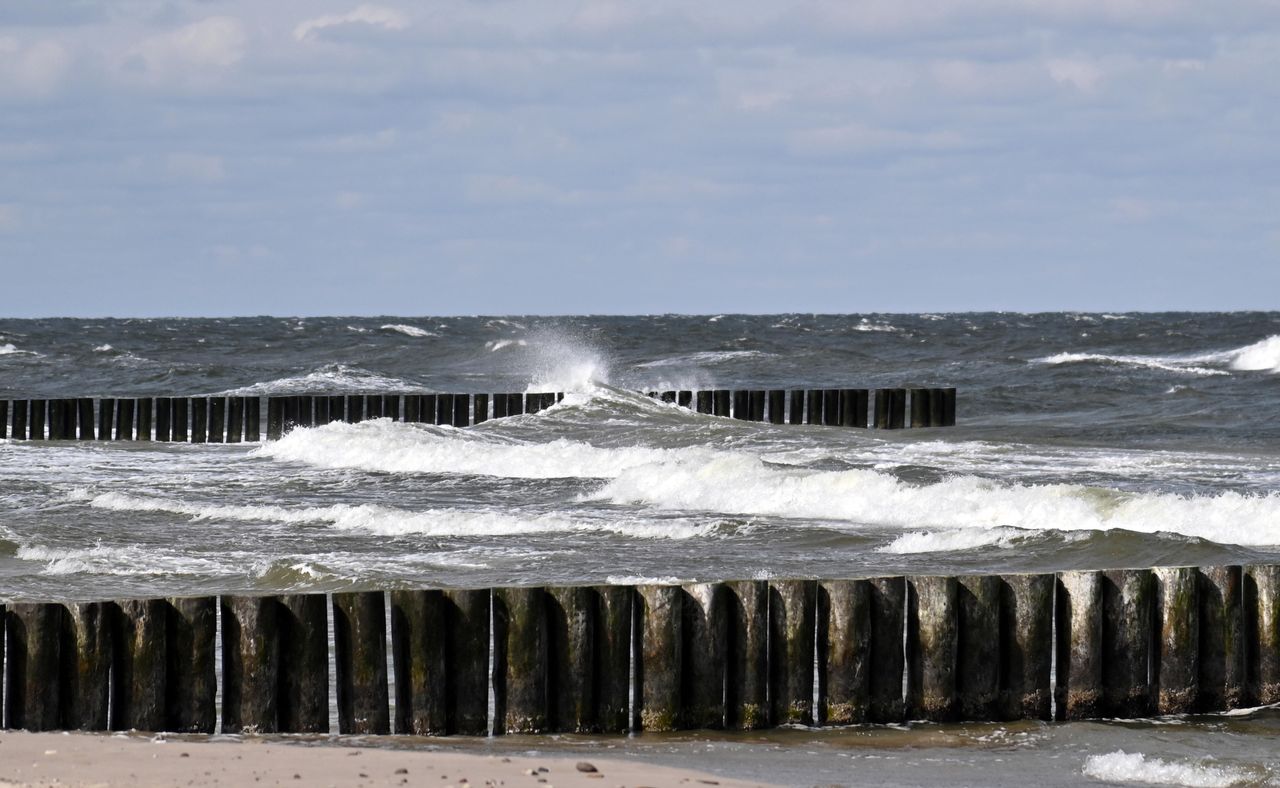 Ustka: Trwa rozbiórka falochronów. Konstrukcje przechodzą do historii