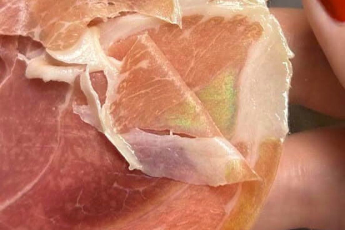 Co oznacza tęcza na wędlinie