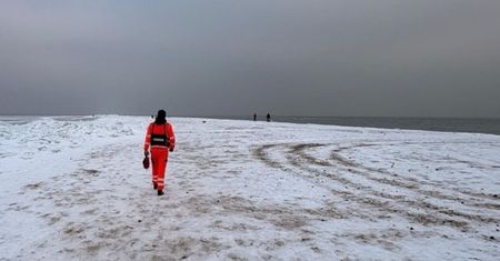 Nietypowa interwencja nad morzem. Zamiast karetki w ruch poszły... sanki