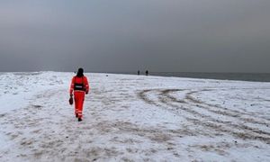 Nietypowa interwencja nad morzem. Zamiast karetki w ruch poszły... sanki