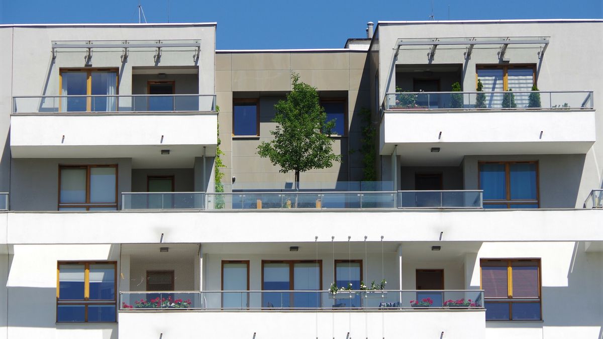 Warszawa MaBaPHOTO: ZOFIA I MAREK BAZAK / EAST NEWS   Warszawa dzielnica Wola Odolany, nowoczesna zabudowa wysokosciowa w obrebie ulic: Kasprzaka, Ordona, Prymasa Tysiaclecia N/Z Osiedle "Bliska Wola" nazywane tez "Miasteczko Kasprzaka", kompleks budynkow mieszkalnych z funkcja biurowa, handlowo - uslugowa. Projekt pracownia architektoniczna Studio B.A.U. z Warszawy  - drzewo posadzone na tarasie wiezowcaZOFIA BAZAK