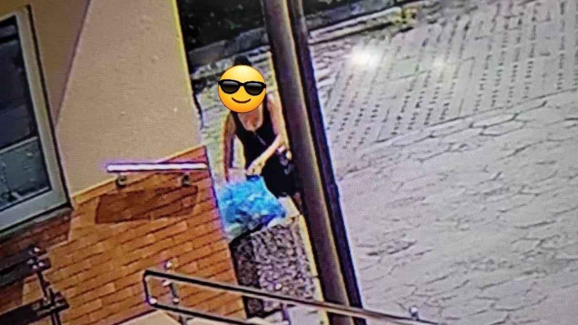 Podjechała i wyrzuciła worek śmieci do "małego" kosza