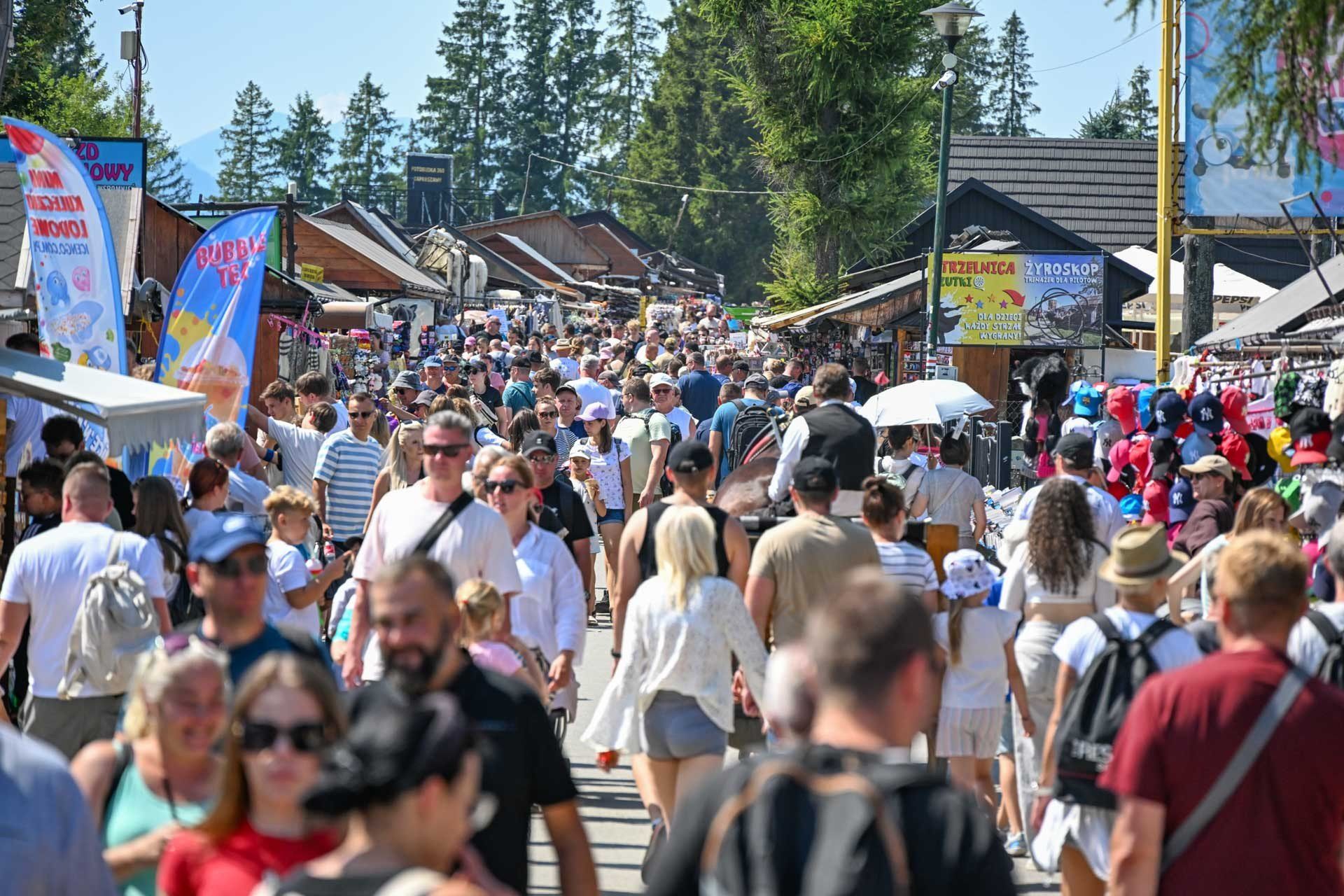 Turyści na Gubałówce w Zakopanem