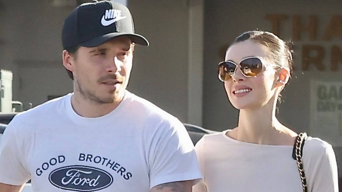 Brooklyn Beckham spaceruje w t-shircie z wymownym napisem