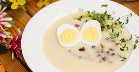 Obrowska zupa chrzanowa świetnie wpisuje się w wielkanocne menu. Zaskocz bliskich niepowtarzalną kombinacją