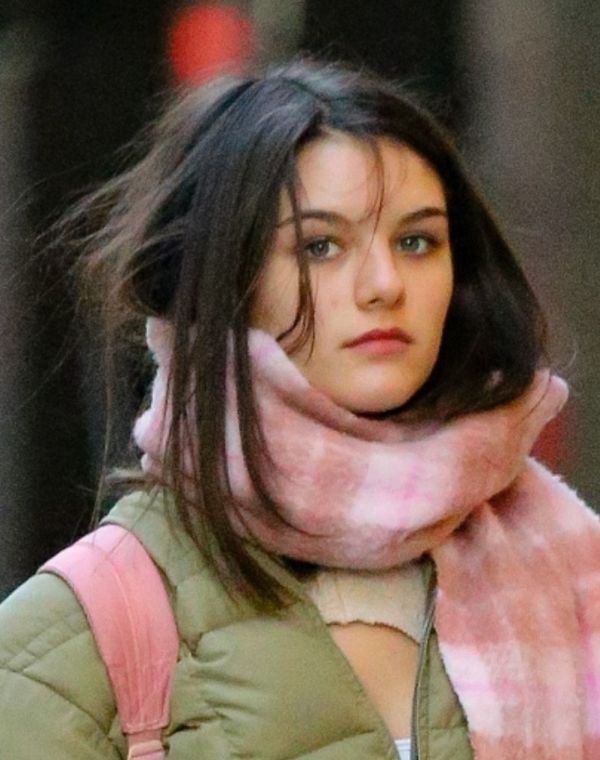 Suri Cruise w puchówce i szaliku wałęsa się po Nowym Jorku