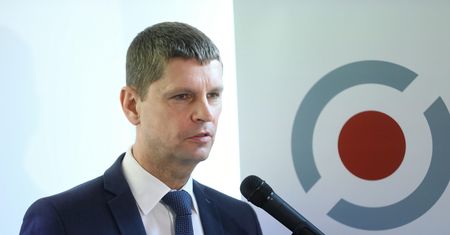 Dariusz Piontkowski mówił o zarobkach nauczycieli. Teraz przeprasza za "przejęzyczenie"