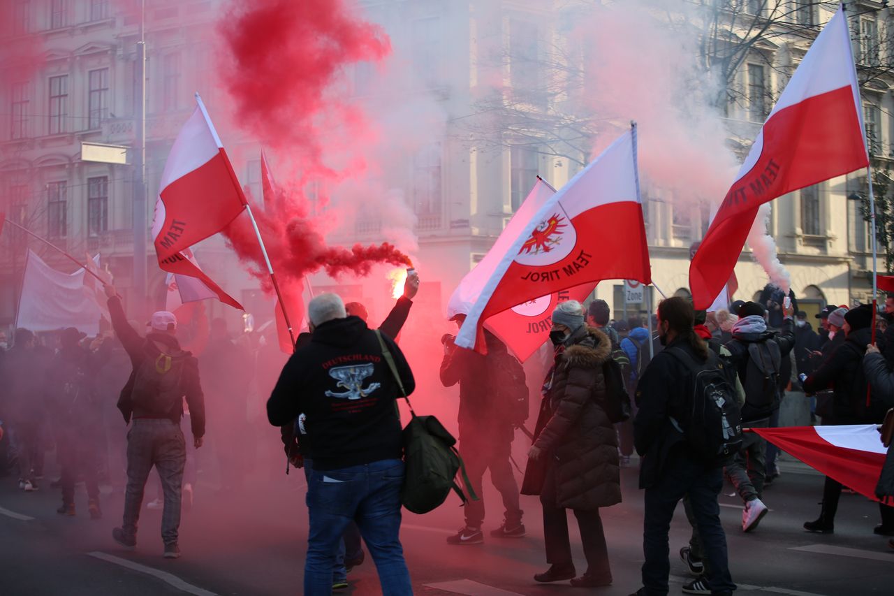 Manifestacja przeciwników lockdownu w Wiedniu. Starcia z policją i aresztowania