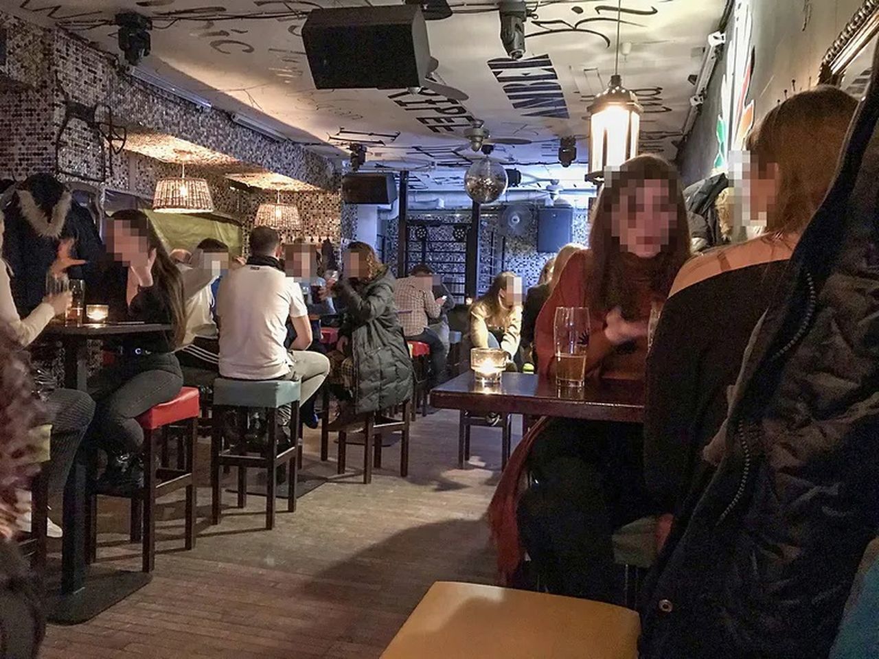 Warszawa. Tłumy w pubie na "szkoleniu piwnym". Właściciele lokali walczą o przetrwanie