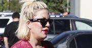 Ciężarna Tori Spelling w koszuli nocnej…