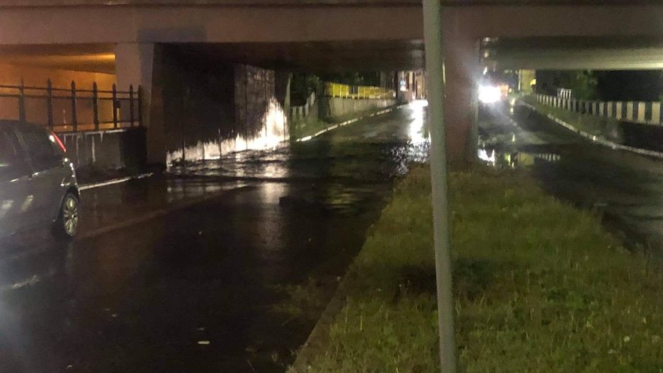 Zawiercie. Opady były tak duże, że woda zalała przejazd pod wiaduktem na ul. Piłsudskiego.