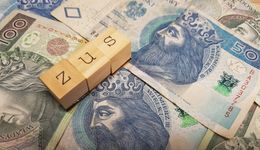 Emerytury w grudniu 2025. Pieniądze przed Wigilią, niektórzy dostaną dwa przelewy