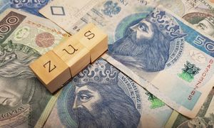 Emerytury w grudniu 2025. Pieniądze przed Wigilią, niektórzy dostaną dwa przelewy