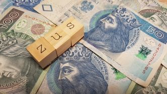 Emerytury w grudniu 2025. Pieniądze przed Wigilią, niektórzy dostaną dwa przelewy