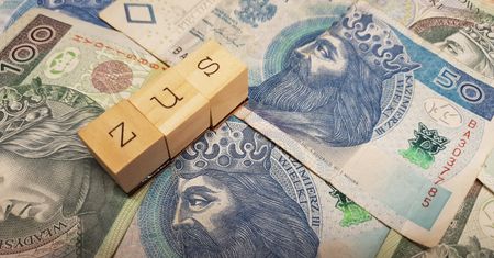 Emerytury w grudniu 2025. Pieniądze przed Wigilią, niektórzy dostaną dwa przelewy