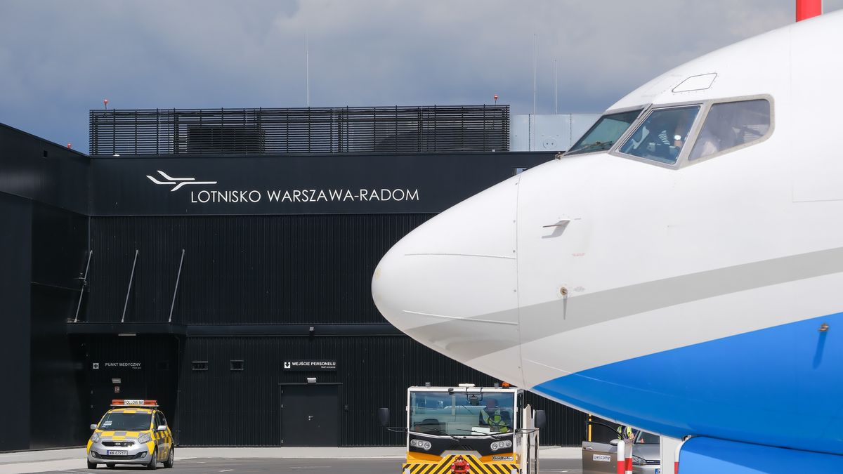 Boeing 737-800 linii Enter Air na płycie lotniska Warszawa-Radom