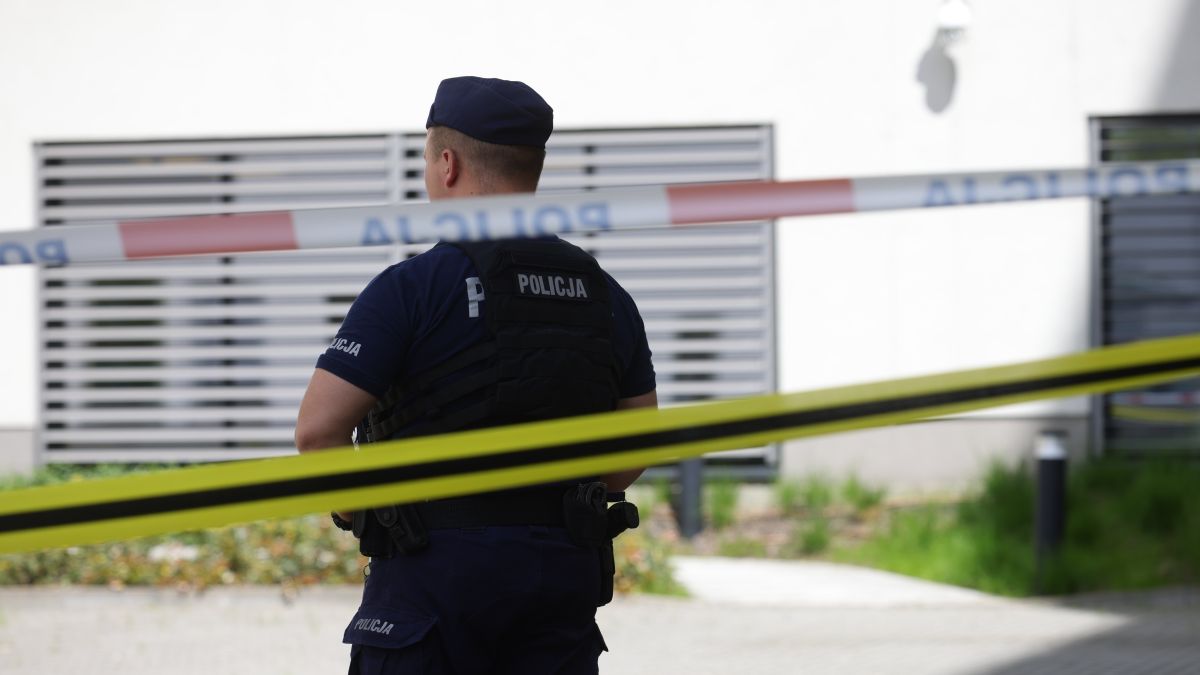 Przed szpitalem pojawiły się czarne flagi, kwiaty i znicze