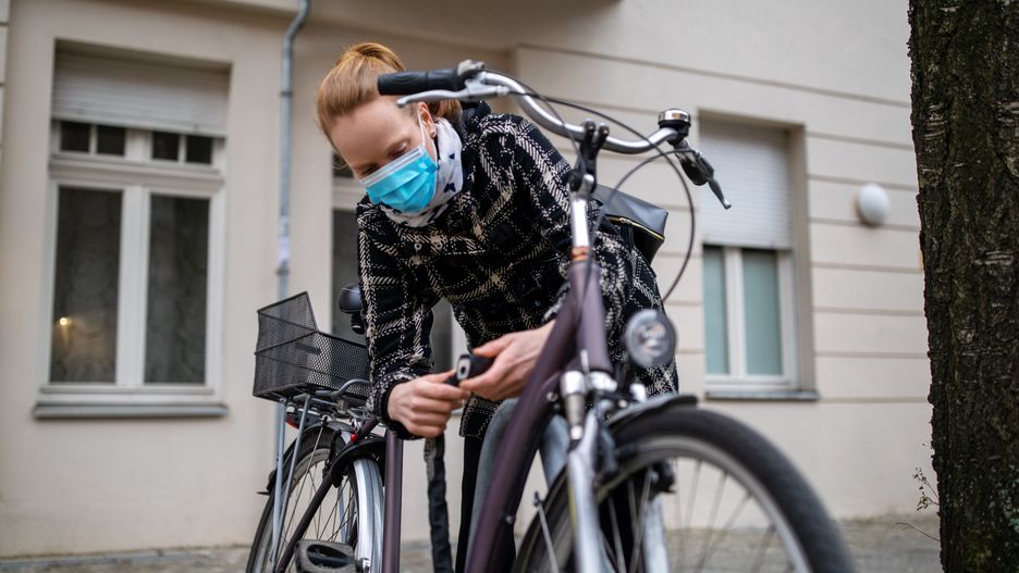 Maseczki ochronne obowiązkowe. Obowiązek zasłaniania twarzy w pracy i miejscach publicznych