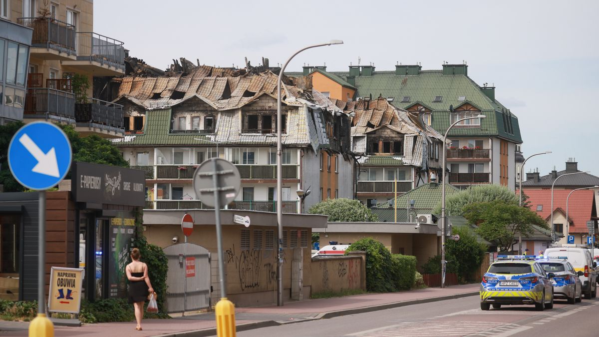 Ząbki, 04.07.2025. Spalone budynki mieszkalne w podwarszawskich Ząbkach, 4 bm. Pożar na poddaszu jednego z budynków wybuchł w czwartek 3 bm. ok. 19:00. Wg Straży Pożarnej ogień strawił cały dach obiektu w kształcie litery U, spłonęły też wszystkie lokale mieszkalne na czwartej kondygnacji. Pożar dotknął ponad dwieście lokali, zamieszkanych przez ponad pięćset osób. (jm) PAP/Leszek Szymański