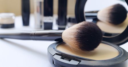 Podkład Mineralny – upiększa cerę, jest łagodny dla skóry. Ten produkt polecany jest wszystkim kobietom, niezależnie od typu cery