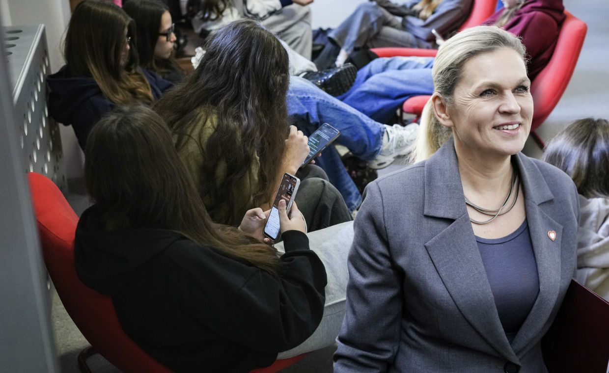 Nowacka zapowiada zakaz telefonów w szkołach. Mowa nawet o 1 września