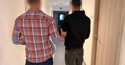 Warszawa: 19-latek wybijał szyby kostką brukową i plądrował lokale. Zdobywał tak pieniądze na narkotyki