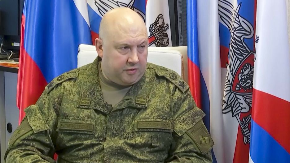 Komunikat Surowikina jako naczelnego dowódcy operacyjnego, naświetlający negatywne wiadomości o +specjalnej operacji wojskowej+, jest wysoce nietypowy.