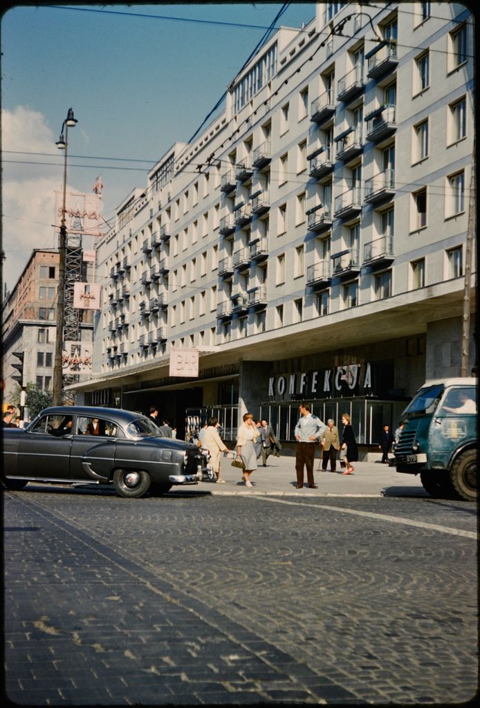 Nostalgiczna Warszawa lat 50. na nieznanych, kolorowych zdjęciach profesora z USA 23