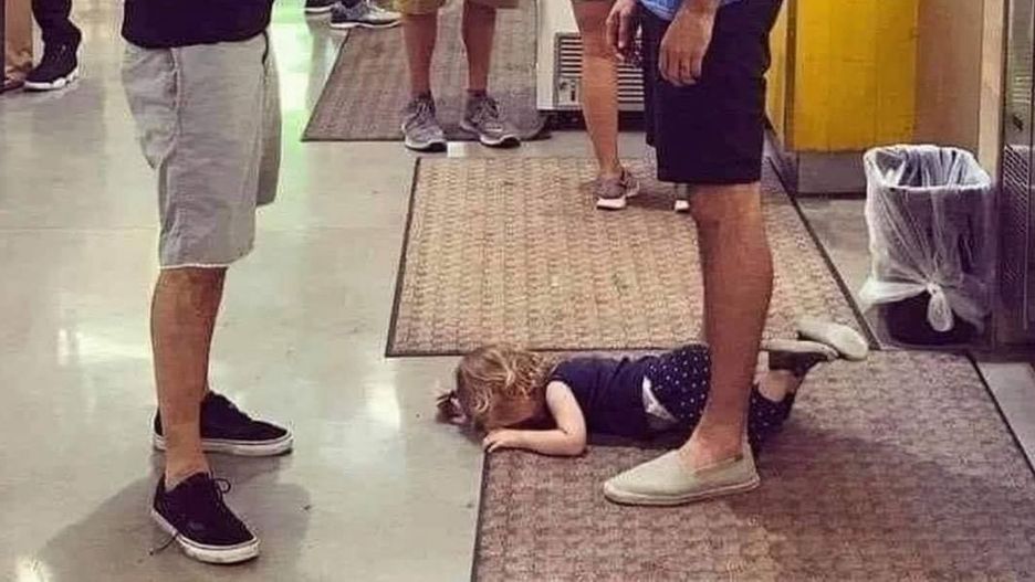 Stali nad płaczącym dzieckiem. Zdjęcie mężczyzn wywołało burzę