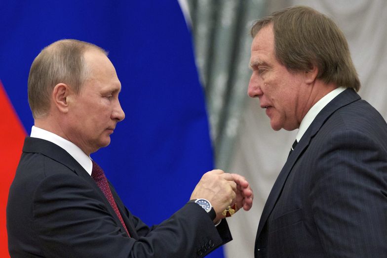 Russian President Putin awards state decorations in the Kremlinepa05551957 Russian President Vladimir Putin (L) decorates Russian cellist Sergei Roldugin (R) with the Order 'For Merit to the Fatherland' in the Kremlin in Moscow, Russia, 22 September 2016. Russian President Putin awarded severa state decorations at the Kremlin.  EPA/IVAN SEKRETAREV/POOL Dostawca: PAP/EPA.IVAN SEKRETAREV/POOL