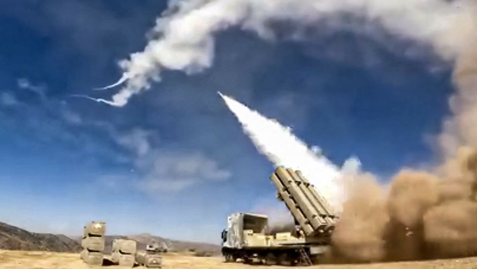 Atak Iranu na iracki Kurdystan
This video grab taken from footage provided by the Iranian military to Farsnews agency social media on Thursday 29 September 2022, reportedly shows a missile launch from the Iranian Kurdistan (Komalah) region directed towards Sulaimaniyah in Iraq's autonomous Kurdistan region. (Photo by FARS NEWS AGENCY / AFP) / === RESTRICTED TO EDITORIAL USE - MANDATORY CREDIT "AFP PHOTO / HO / FARS NEWS" - NO MARKETING NO ADVERTISING CAMPAIGNS - DISTRIBUTED AS A SERVICE TO CLIENTS ===
-