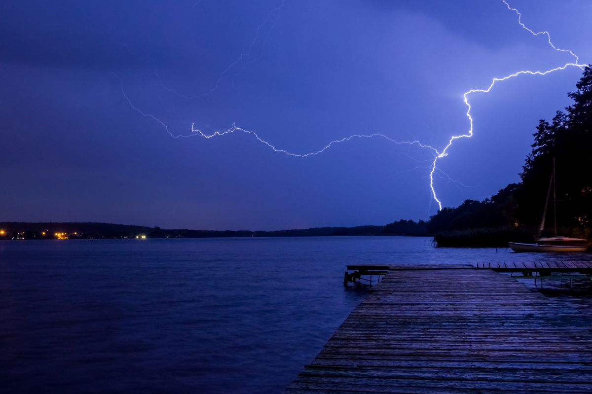 Jak uderzenie pioruna wpływa na życie w jeziorze?