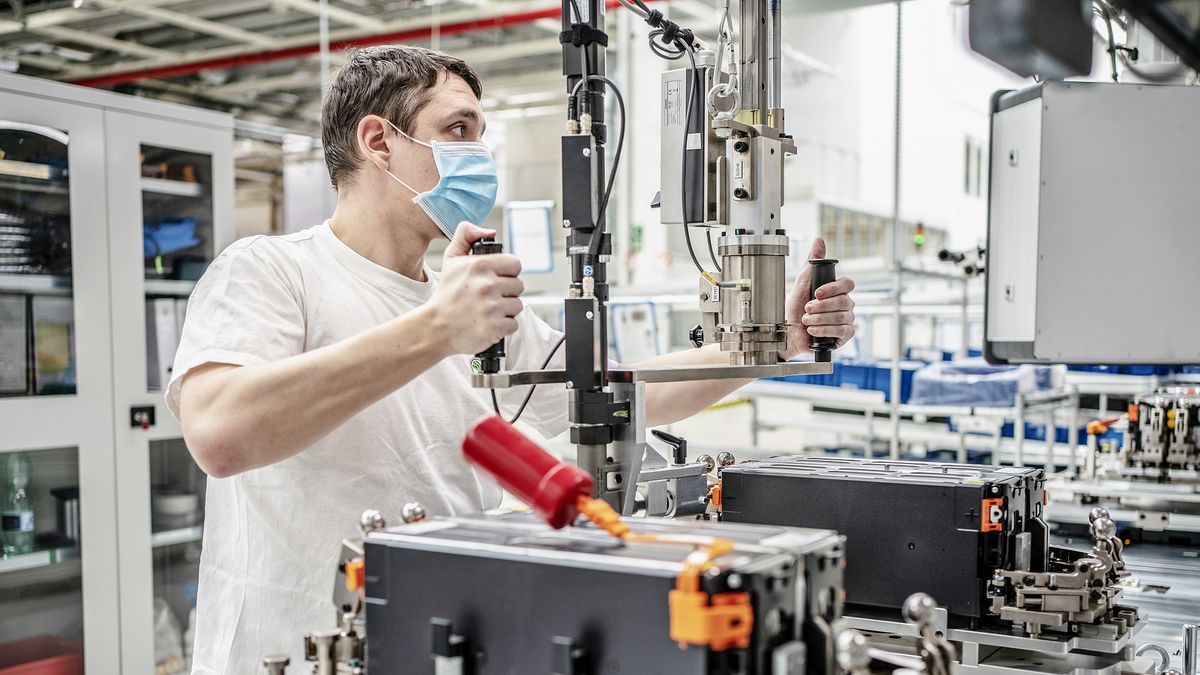 Linia produkcyjna akumulatorów litowo-jonowych do samochodów elektrycznych (fot. Newspress)