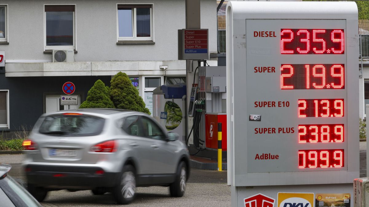A display shows fuel prices in euros at a petrol station in Essen, Germany, 13 April 2026. In response to soaring fuel prices, the German government approved a relief package that includes temporary tax reductions on fuel, such as lowering VAT or energy taxes, to ease costs for consumers and stabilize prices at the pump. EPA/CHRISTOPHER NEUNDORF Dostawca: PAP/EPA.
