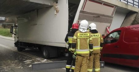 Myślała, że się zmieści. Fatalny błąd kierowcy ciężarówki
