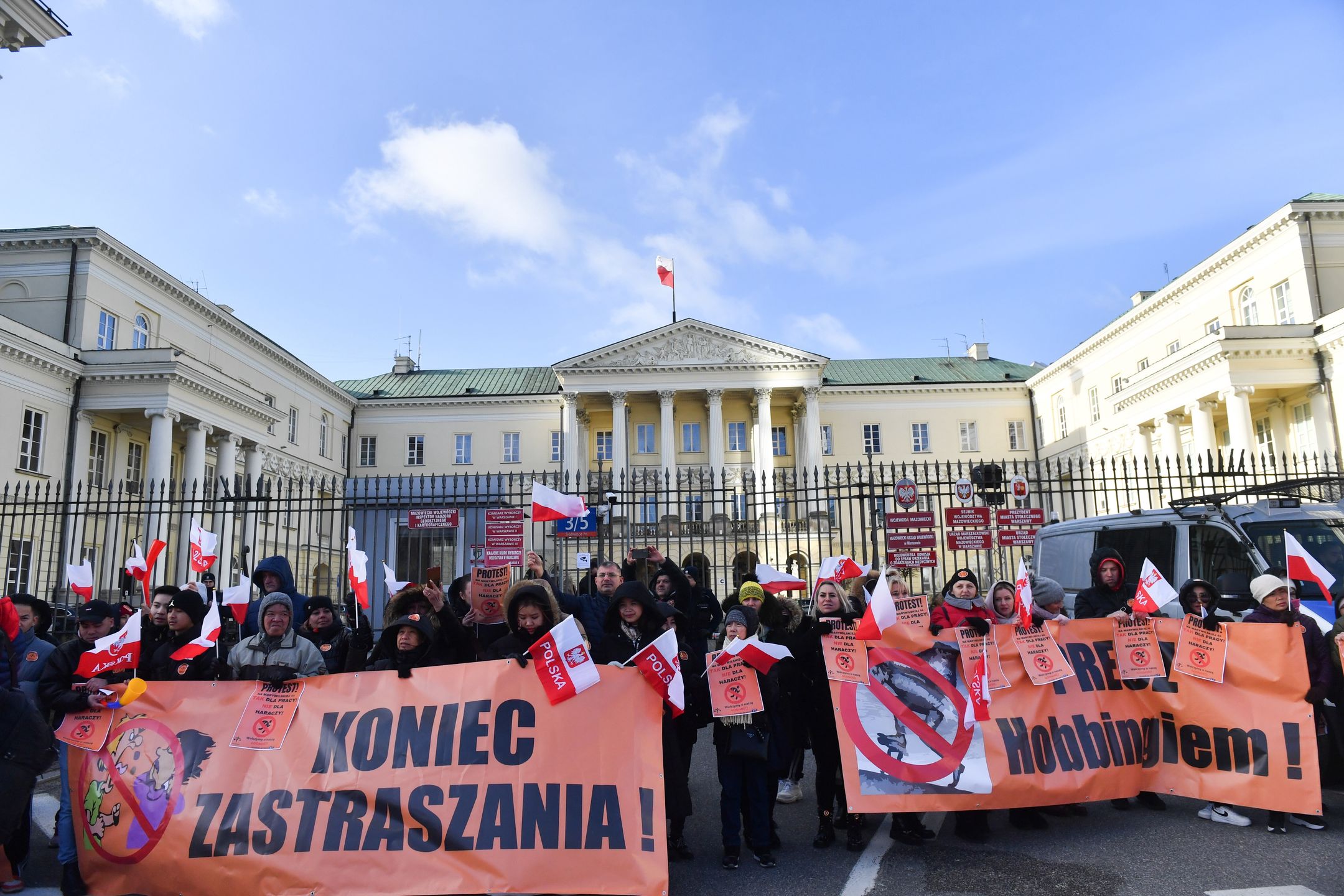 Warszawa, 02.02.2024. Protest kupców z centrum handlowego przy Marywilskiej 44, 2 bm. przy warszawskim ratuszu. Protestujący nie zgadzają się na wysokie podwyżki czynszów za lokale. (jm) PAP/Piotr Nowak