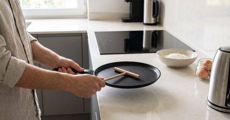 Klątwa pierwszego naleśnika. Skąd się bierze i jaka patelnia do naleśników pomaga jej uniknąć