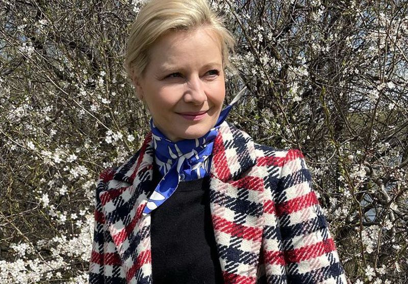 50-latki pokochają tę bluzę. Kożuchowska w modelu z kapturem szykuje się do świąt