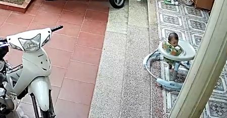 Dziecko w chodziku przed schodami. Dramatyczne nagranie z Azji