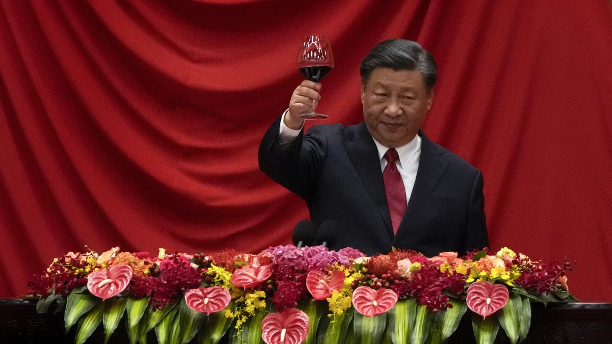 BEIJING, CHINA - SEPTEMBER 28: Chinese President Xi Jinping makes a toast after delivering his speech at a dinner marking the 74th anniversary of the founding of the People's Republic of China at the Great Hall of the People on September 28, 2023 in Beijing, China. (Photo by Andy Wong-Pool/Getty Images)