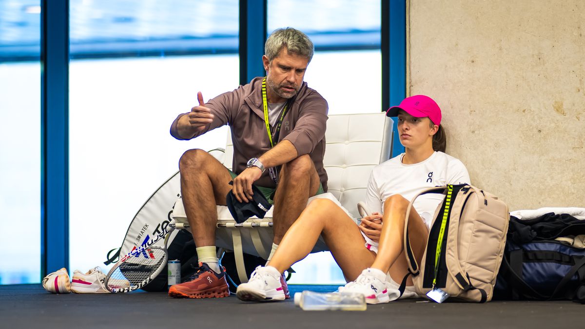 MADRID, SPAIN - APRIL 30: Iga Swiatek of Poland talks to coach Tomasz Wiktorowski before playing against Beatriz Haddad Maia of Brazil in the quarter-final on Day Eight of the Mutua Madrid Open at La Caja Magica on April 30, 2024 in Madrid, Spain (Photo by Robert Prange/Getty Images)