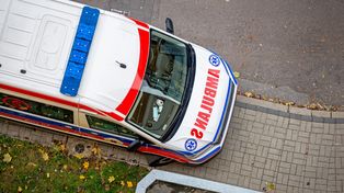 Skarżysko-Kamienna: Z balkonu na trzecim piętrze wypadł mężczyzna. Zmarł w szpitalu