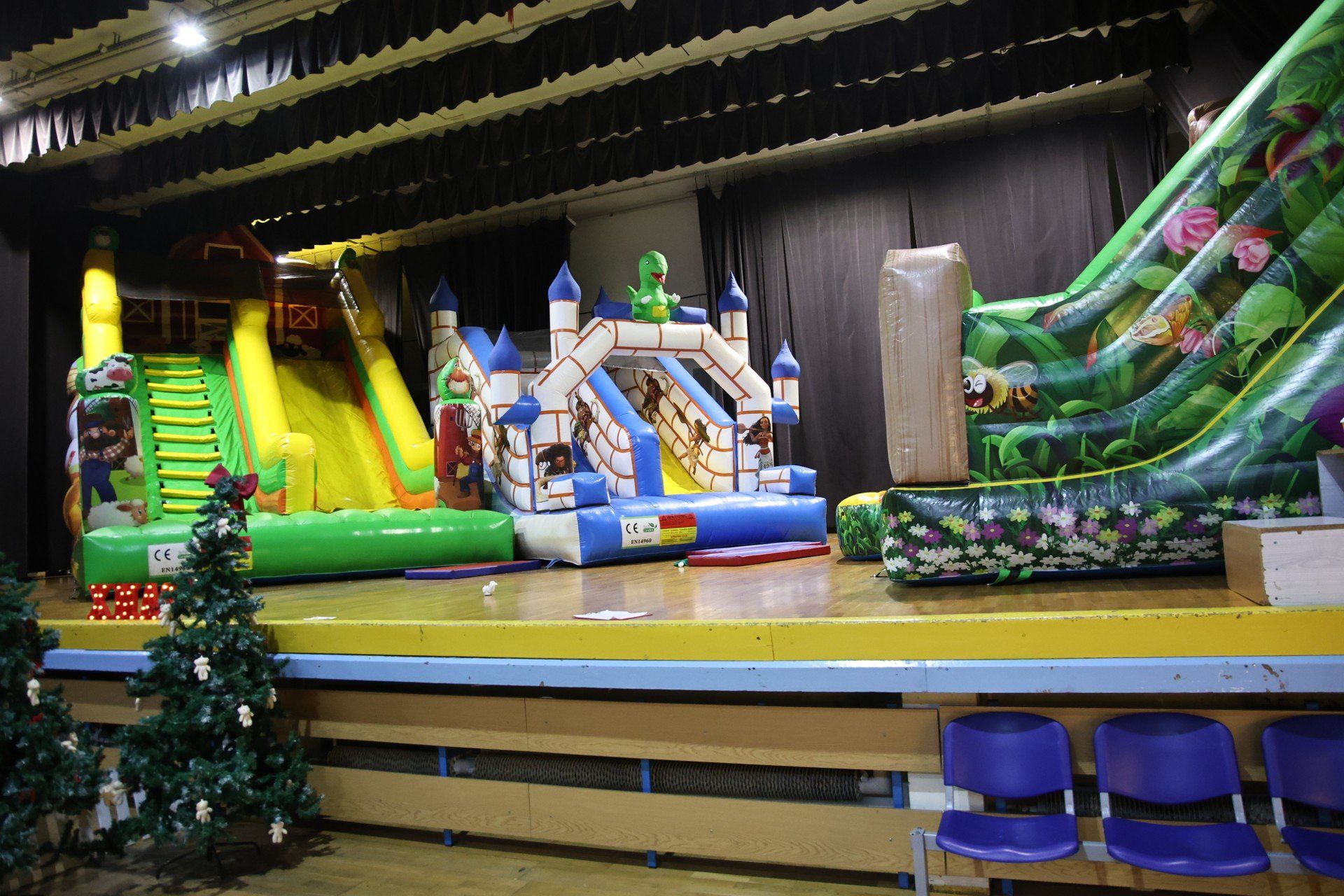 Dla fascynatów dobrej zabawy w hali widowiskowo - sportowej w Kielcach czeka wiele atrakcji takich jak strefa zabaw z dmuchańcami.