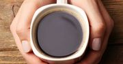 Zamiast cukru czy mleka Greczynki dodają do kawy inny składnik. Wystarczy łyżeczka, a boczki znikają
