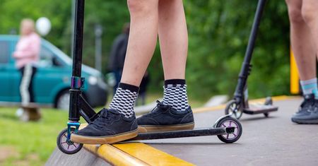 10-latek bez kasku przewrócił się na hulajnodze w Skateparku przy Orlen Arenie!
