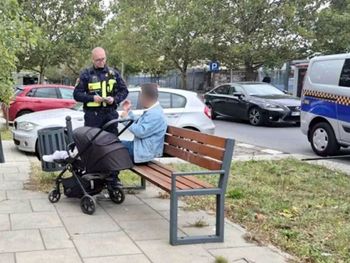 Warszawa: 40-latek wiózł dziecko w wózku i popijał piwo. Tłumaczył funkcjonariuszom, że leczy kaca