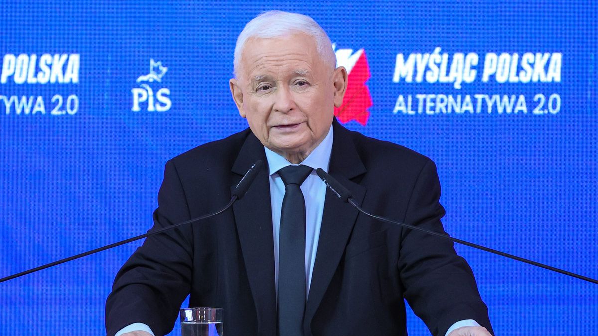 Warszawa, 13.12.2025. Prezes Prawa i Sprawiedliwości Jarosław Kaczyński na konwencji programowej ?Myśląc Polska - Alternatywa 2.0: Kryzys Służby Zdrowia - Diagnoza i możliwe rozwiązania?, 13 bm. w siedzibie Towarzystwa Lekarskiego w Warszawie. Celem konwencji była refleksja nad kondycją służby zdrowia w Polsce. (sko) PAP/Rafał Guz